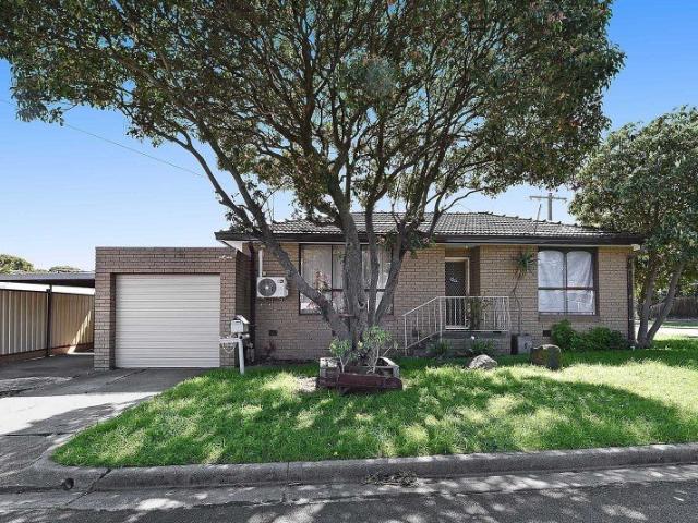 Low Maintenance Living in a Prime Sunshine North Location