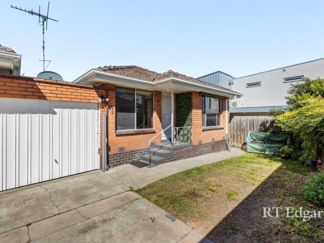 Low Maintenance Living in a Prime Reservoir Location!