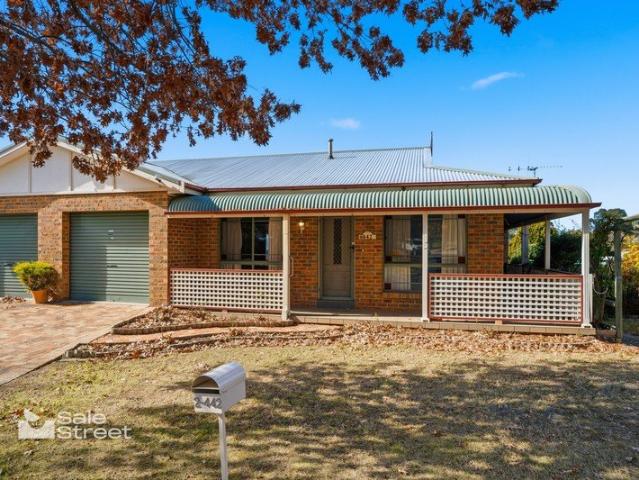 Low Maintenance Living in a Quiet Rosewood Estate Pocket