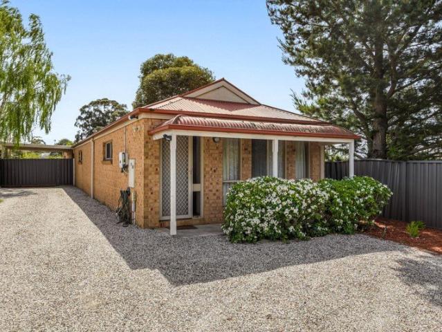 Low Maintenance Living In Always Popular Mount Clear!