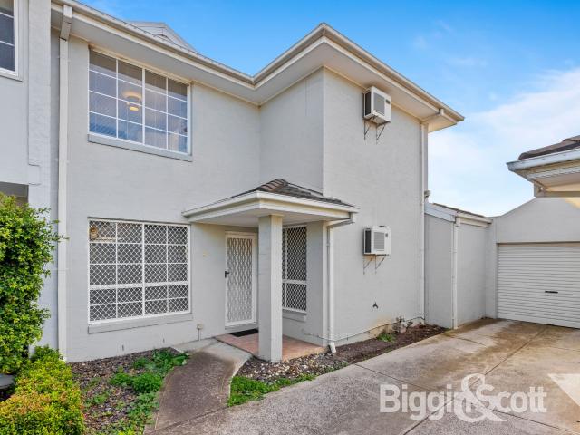 Low maintenance living in an ideal location!