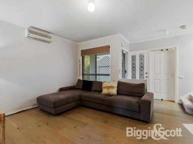 Low maintenance living in an ideal location!