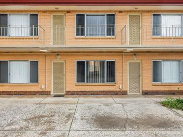 Low maintenance living in convenient coastal location