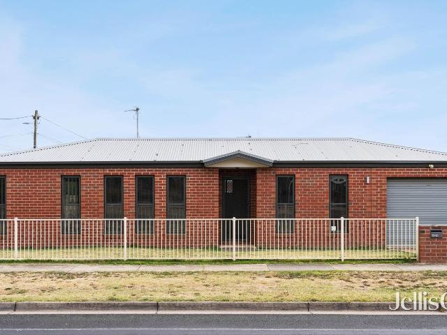 Low maintenance living in handy location!