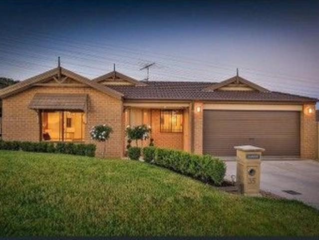 LOW MAINTENANCE LIVING IN PRIME PAKENHAM LOCATION!