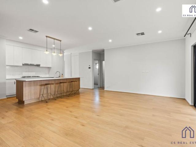 Low Maintenance Living in Stylish Home in Beachside location