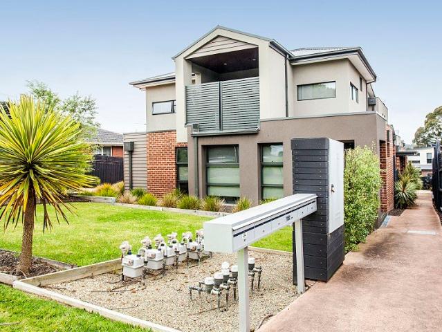 Low Maintenance Living in the Heart of Lilydale