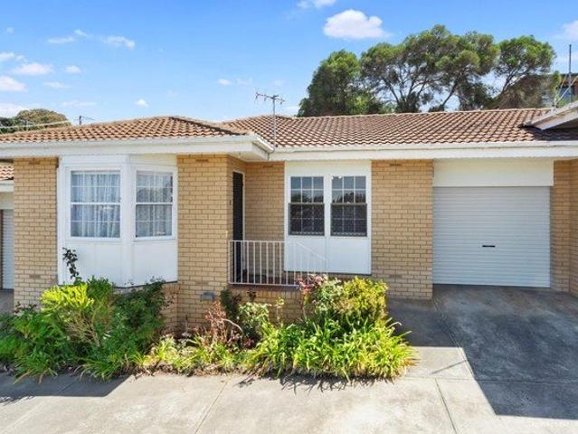 LOW MAINTENANCE LIVING IN VICTOR HARBOR 2 BED UNIT WITH SINGLE GARAGE