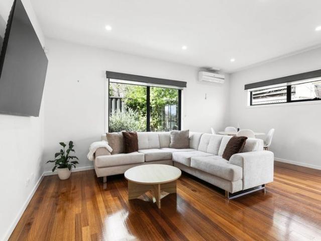 Low Maintenance Living, Perfectly Positioned!