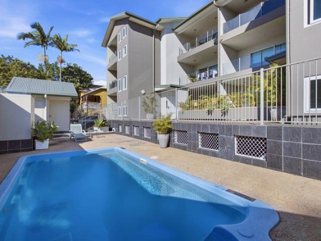Low Maintenance Living, Walk to the Broadwater