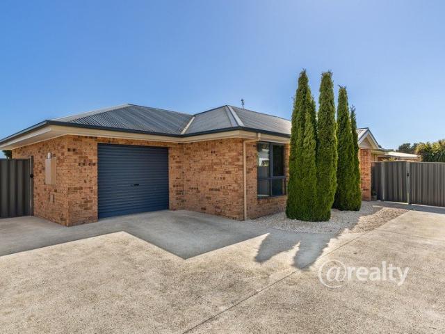 Low maintenance living with a peaceful private Garden
