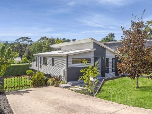 Low Maintenance Living with Picturesque Views in Central Daylesford
