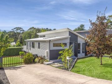 Low Maintenance Living with Picturesque Views in Central Daylesford