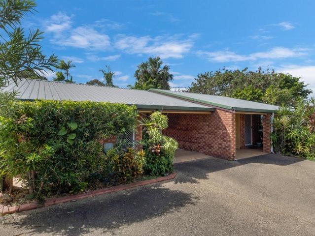 LOW MAINTENANCE LIVING WITH PRIVATE COURTYARD IN THE HEART OF ROSSLEA!