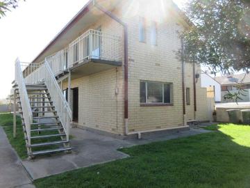 Low Maintenance Living 1km From The Beach!
