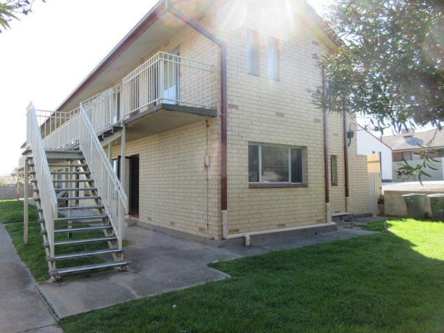 Low Maintenance Living 1km From The Beach!