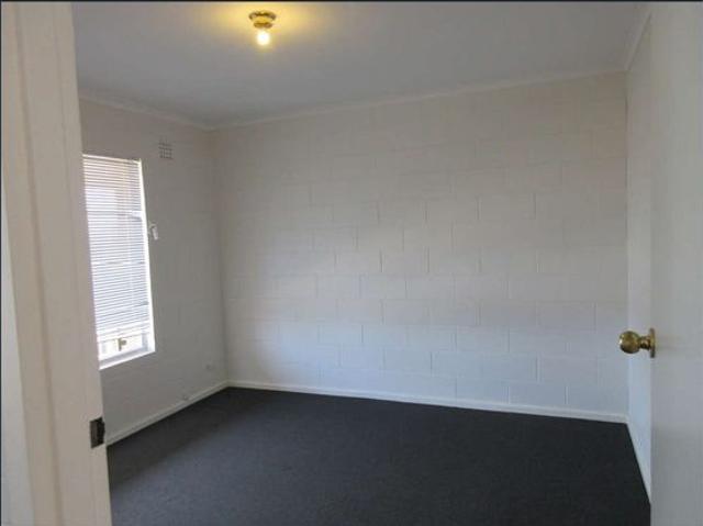 Low Maintenance Living 1km From The Beach!
