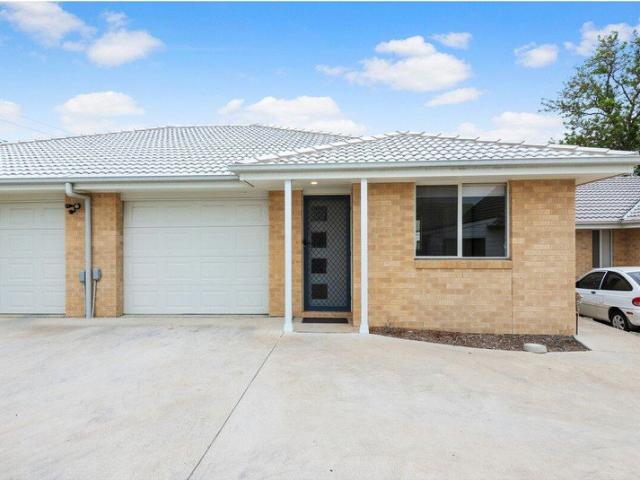 LOW MAINTENANCE LIFESTYLE CLOSE TO UNIVERSITY AND SHOPS