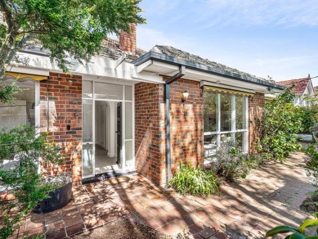 Low Maintenance Lifestyle in Esteemed Leafy Locale