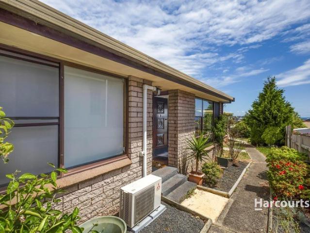 Low Maintenance, Light and Bright Unit Close to Town