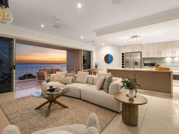 Low maintenance luxe with panoramic harbour outlook