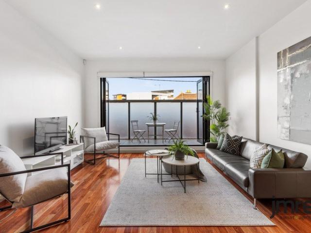 Low Maintenance Luxury in a Premier City Fringe Setting