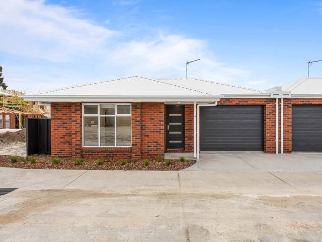 Low Maintenance Luxury in the Heart of Ballarat East!