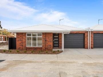 Low Maintenance Luxury in the Heart of Ballarat East!