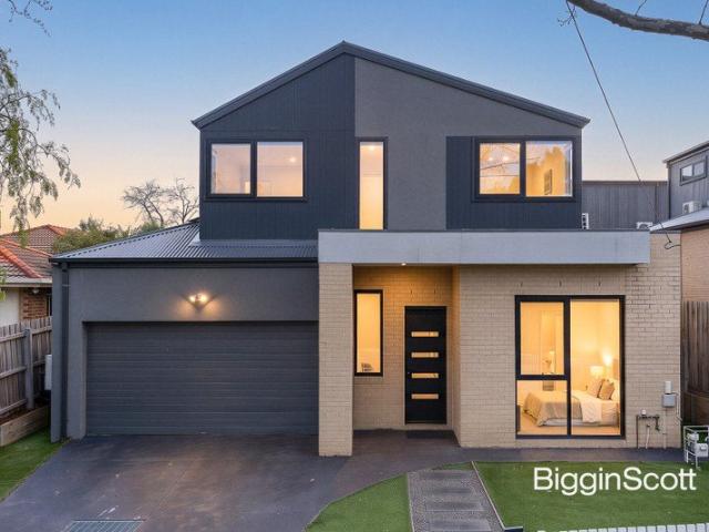 LOW MAINTENANCE LUXURY WITH A LIFESTYLE TO MATCH!