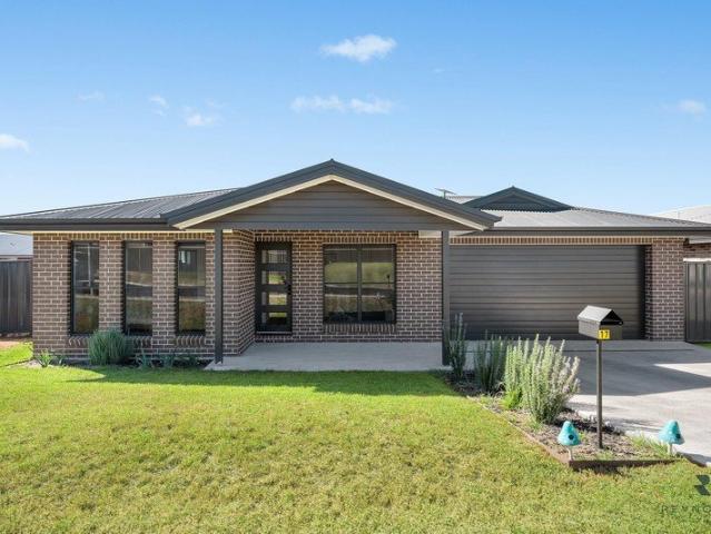 Low maintenance & Modern Four Bedroom Home