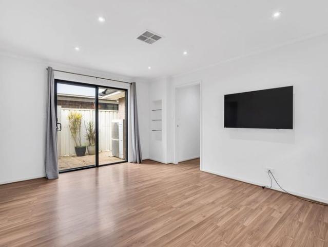 Low Maintenance & Modern Living – Great Location!