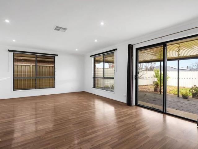 Low Maintenance & Modern Living – Great Location!