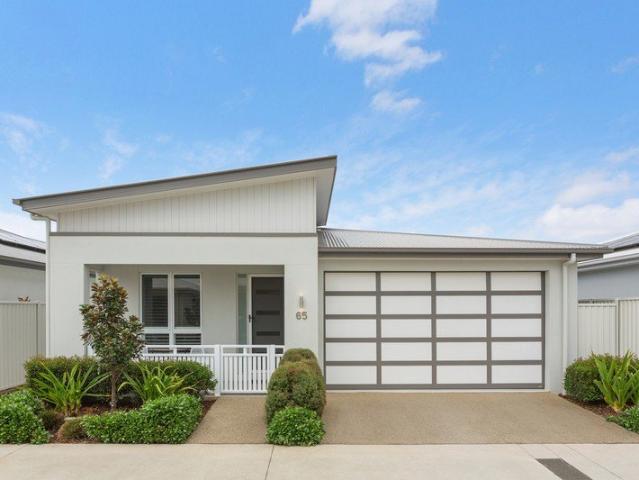 Low maintenance single level home in GemLife
