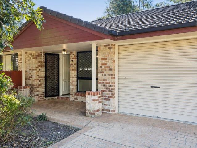 LOW MAINTENANCE SINGLE LEVEL LIVING IN CORINDA'S COVETED SCHOOL CATCHMENT