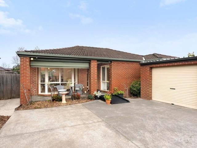Low Maintenance, Single Level Living in EDSC School Zone