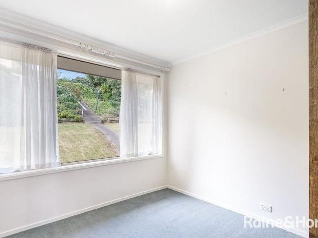 Low maintenance & Spacious! Gardener included!
