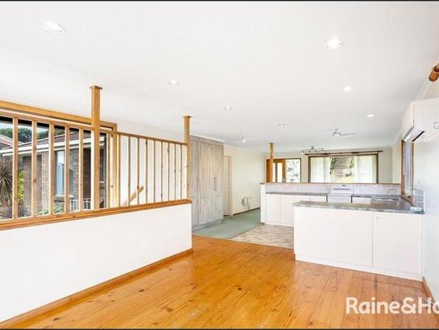Low maintenance & Spacious! Gardener included!