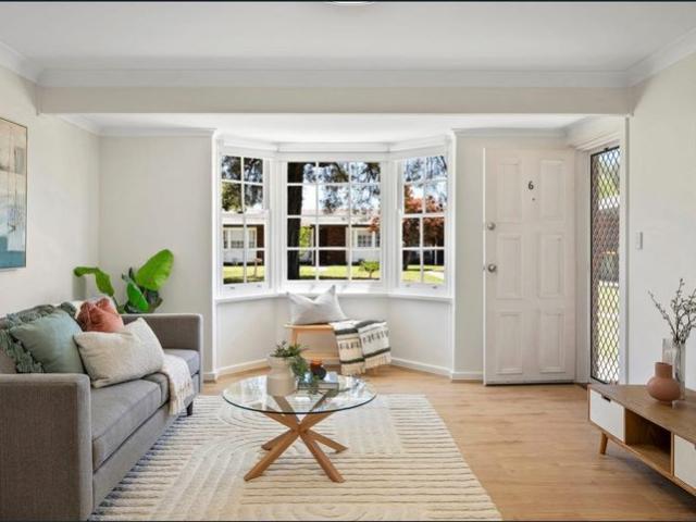 Low Maintenance, Stylish and Charming Unit