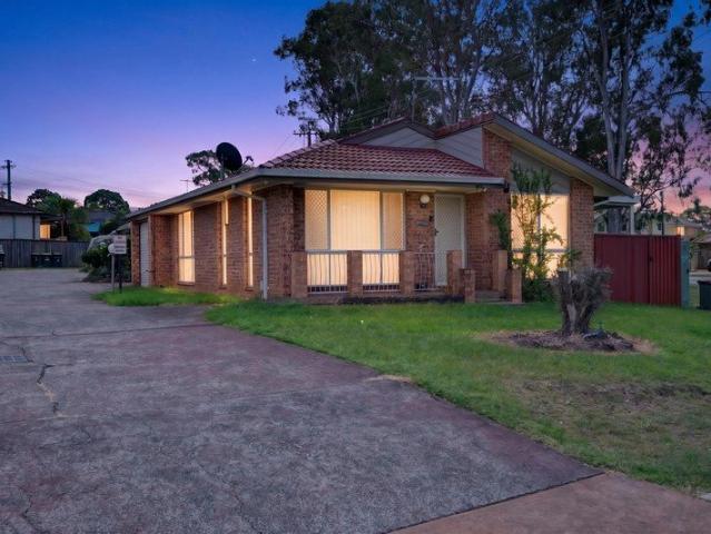 Low Maintenance, Street Facing Villa!