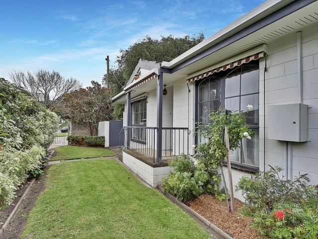 LOW MAINTENANCE & PERFECTLY LOCATED!