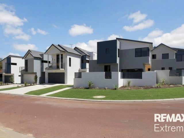 LOW MAINTENANCE PROPERTY WITH A COASTAL LIFESTYLE!
