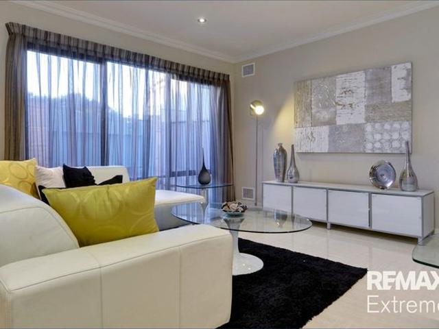 LOW MAINTENANCE PROPERTY WITH A COASTAL LIFESTYLE!