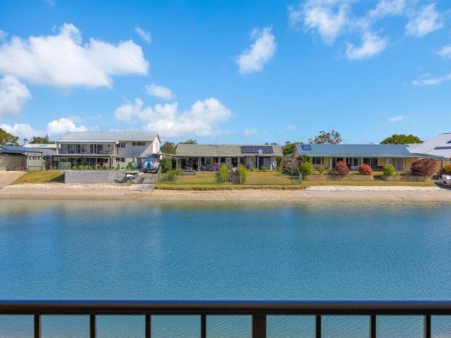 Low Maintenance & Relaxed Absolute Waterfront Living