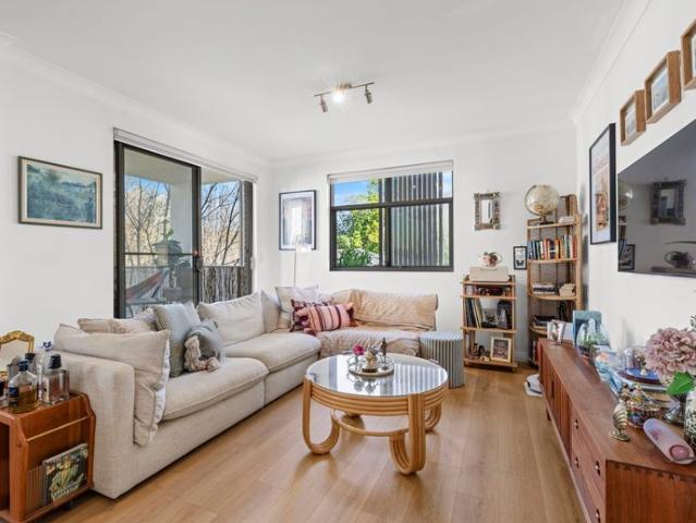 Low maintenance renovated apartment in a convenient lifestyle location