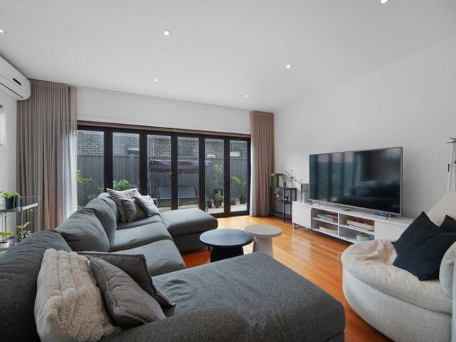LOW MAINTENANCE RESIDENCE JUST 15 MINUTES TO THE CBD