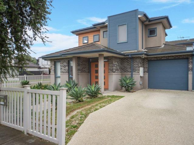 LOW MAINTENANCE RESIDENCE JUST 15 MINUTES TO THE CBD