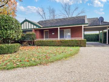 Low Maintenance, Resort Escape in the Heart of Bright
