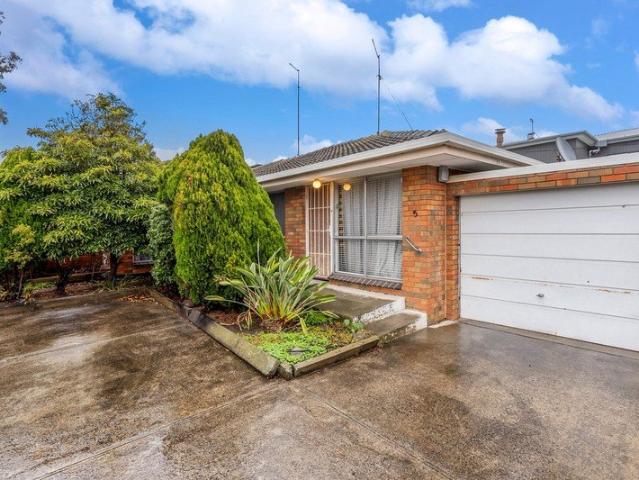 Low Maintenance with Garage