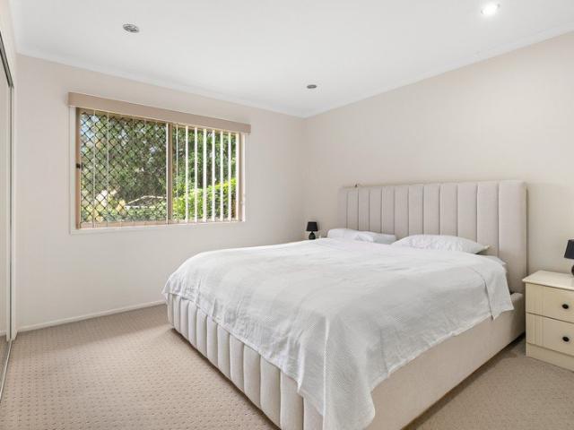 Low Maintenance Townhome with Private Courtyard in Sunnybank Hills