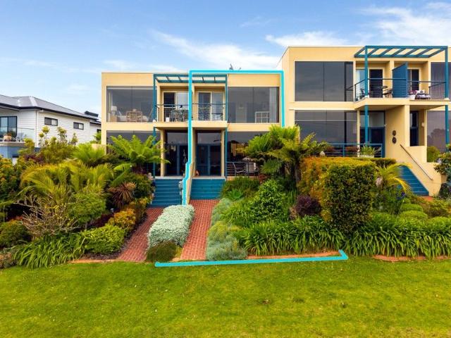 Low Maintenance Townhouse, Minutes to Surf Beach